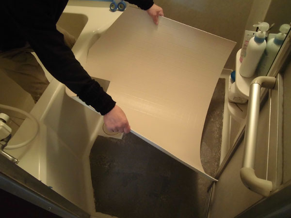 浴室の床シートを貼っている様子