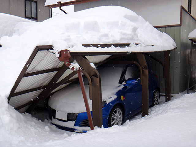 積雪で破壊されたカーポート
