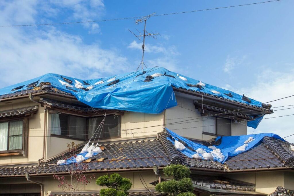 台風で屋根が飛んだ場合の損害賠償について