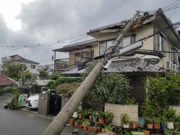 台風で電柱が倒れて家が壊れた場合、まず確認すべきこと