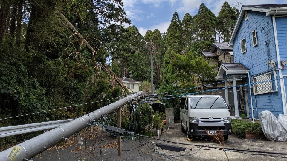 台風で電柱が倒れて家が壊れた場合、まず確認すべきこと