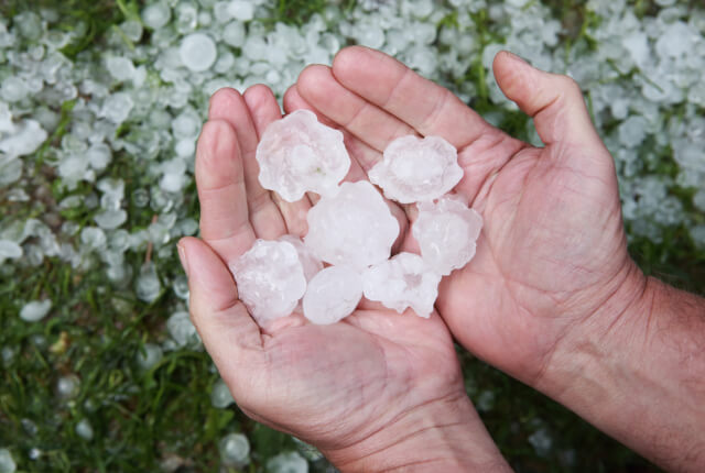 カーポートが雹で被害を受けた場合の保険適用